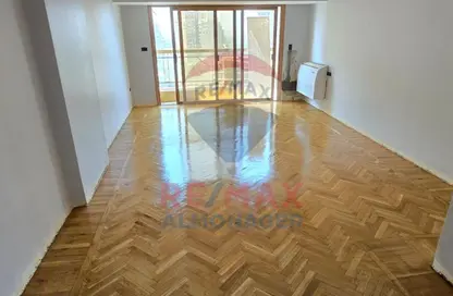 شقة - 3 غرف نوم - 4 حمامات للبيع في شارع النيل - الدقي - الجيزة