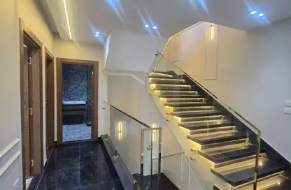 فيلا - 4 غرف نوم - 4 حمامات للبيع في الحي السادس - مدينة العبور - القليوبية