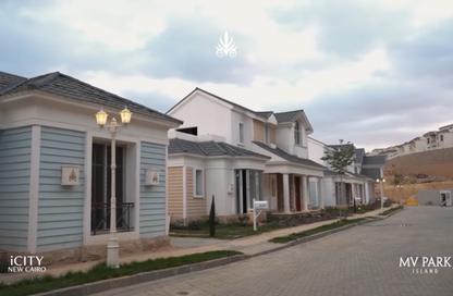 Townhouse - 3 Bedrooms - 4 Bathrooms for sale in Mountain View iCity - 5th Settlement Compounds - The 5th Settlement - New Cairo City - Cairo