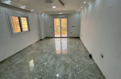 Office Space - 3 Bedrooms - 2 Bathrooms for rent in Moez Al Dawla St. - 6th Zone - Nasr City - Cairo