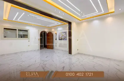 شقة - 4 غرف نوم - 2 حمامات للايجار في شارع عبد السلام عارف - لوران - حي شرق - الاسكندرية