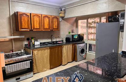 Apartment - 2 Bedrooms - 1 Bathroom for rent in Garden City Smouha St. - Smouha - Hay Sharq - Alexandria Apartment - 2 Bedrooms - 1 Bathroom for rent in Garden City Smouha St. - Smouha - Hay Sharq - Alexandria