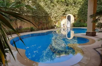 فيلا - 8 غرف نوم - 8 حمامات للبيع في المجاورة الثانية - المنطقة الثامنة - مدينة الشروق - القاهرة