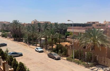 شقة - 3 غرف نوم - 2 حمامات للبيع في المجاورة الثانية - الحي الثالث شرق - مدينة الشروق - القاهرة