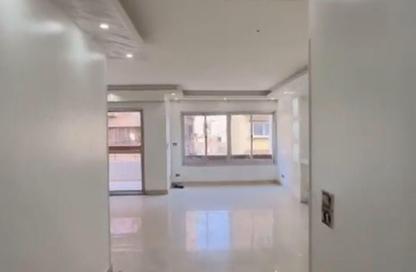شقة - 3 غرف نوم - 2 حمامات للايجار في شارع شهاب - المهندسين - الجيزة