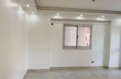شقة - 3 غرف نوم - 2 حمامات للايجار في شارع شهاب - المهندسين - الجيزة