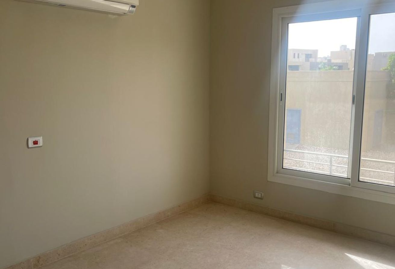 Townhouse corner in woodville golf palm hills thumbnail