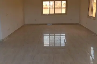 شقة - 3 غرف نوم - 2 حمامات للايجار في شارع دكتور ياسين عبد الغفار - المنطقة ج - حى جنوب الاكايمية - مدينة القاهرة الجديدة - القاهرة