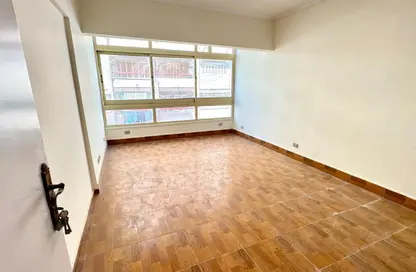 شقة - 3 غرف نوم - 2 حمامات للبيع في شارع احمد شوقى - مصطفي كامل - حي شرق - الاسكندرية