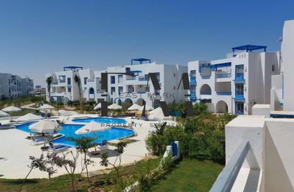 Chalet - 2 Bedrooms - 2 Bathrooms for rent in Mountain View - Ras Al Hekma - North Coast
