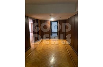 Apartment - 5 Bedrooms - 3 Bathrooms for sale in Abdel Kader Hamza St. - Garden City - Cairo