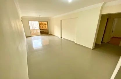 شقة - 3 غرف نوم - 2 حمامات للايجار في شارع محمد فوزي معاذ - سموحة - حي شرق - الاسكندرية