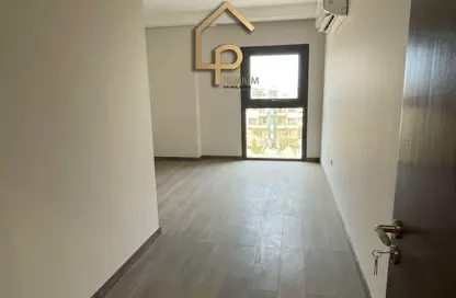 Apartment - 3 Bedrooms - 3 Bathrooms for sale in Village Views - Zed Towers - Sheikh Zayed Compounds - Sheikh Zayed City - Giza