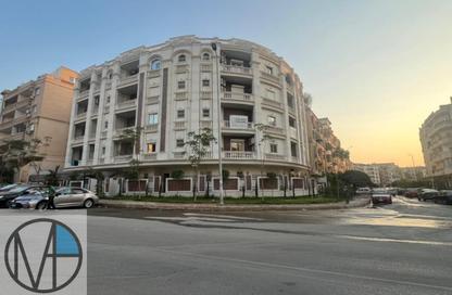 Apartment - 3 Bedrooms - 3 Bathrooms for sale in Bait Alwatan - The 5th Settlement - New Cairo City - Cairo