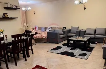 شقة - 4 غرف نوم - 3 حمامات للبيع في شارع الحسين - الدقي - الجيزة