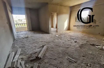 شقة - 3 غرف نوم - 2 حمامات للبيع في طريق الشباب - المجاورة الرابعة - الحي الثاني شرق - مدينة الشروق - القاهرة