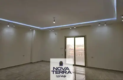 شقة - 3 غرف نوم - 2 حمامات للبيع في شارع المهندس احمد كمال حمدي - الحي السادس عشر - الشيخ زايد - الجيزة