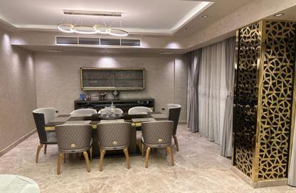 Villa - 5 Bedrooms - 5 Bathrooms for sale in Royal City - Sheikh Zayed Compounds - Sheikh Zayed City - Giza Villa - 5 Bedrooms - 5 Bathrooms for sale in Royal City - Sheikh Zayed Compounds - Sheikh Zayed City - Giza