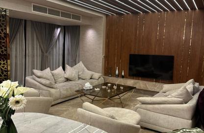 Villa - 5 Bedrooms - 5 Bathrooms for sale in Royal City - Sheikh Zayed Compounds - Sheikh Zayed City - Giza