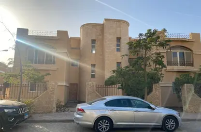 فيلا - 5 غرف نوم - 5 حمامات للبيع في جرين فالي - الحي الخامس - مدينة الشروق - القاهرة