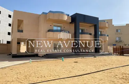 فيلا - 4 غرف نوم - 6 حمامات للبيع في منطقة النوادي - مدينة الشروق - القاهرة