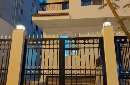 فيلا - 5 غرف نوم - 5 حمامات للبيع في التوسعات الشمالية - مدينة 6 أكتوبر - الجيزة