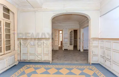 شقة - 6 غرف نوم - 1 حمام للبيع في محطة الرمل - حي وسط - الاسكندرية