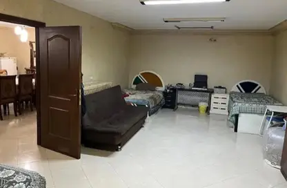 شقة - 3 غرف نوم - 2 حمامات للبيع في شارع 12 - المجاورة الاولي - الحي التاسع - مدينة الشروق - القاهرة