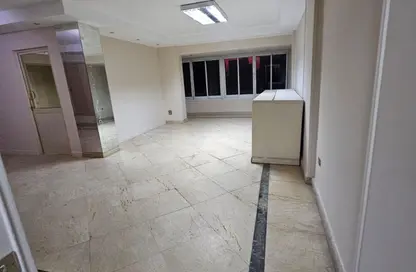 شقة - 4 غرف نوم - 2 حمامات للايجار في شارع الزهراء - الدقي - الجيزة