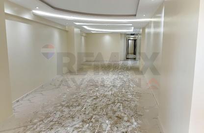 شقة - 3 غرف نوم - 2 حمامات للبيع في شارع رشدي - رشدي - حي شرق - الاسكندرية