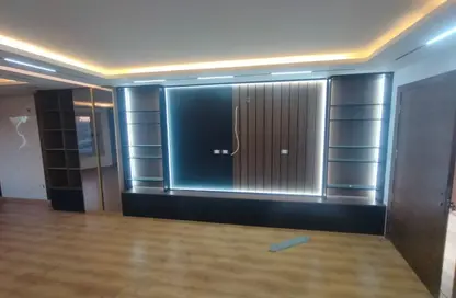 مساحات مكتبية - 8 غرف نوم - 5 حمامات للايجار في النزهه الجديدة - النزهة - القاهرة