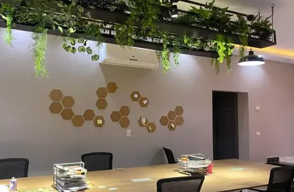 مساحات مكتبية - 3 غرف نوم - 1 حمام للايجار في شرق الاكاديمية - مدينة القاهرة الجديدة - القاهرة