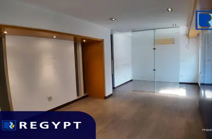 Office Space - 3 Bedrooms - 1 Bathroom for rent in El Gezirah St. - Zamalek - Cairo