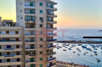Apartment - 3 Bedrooms - 1 Bathroom for sale in Khaled Ibn Al Walid St. - Miami - Hay Awal El Montazah - Alexandria