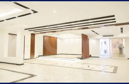 شقة - 5 غرف نوم - 4 حمامات للبيع في شارع محمد الاقبال - لوران - حي شرق - الاسكندرية