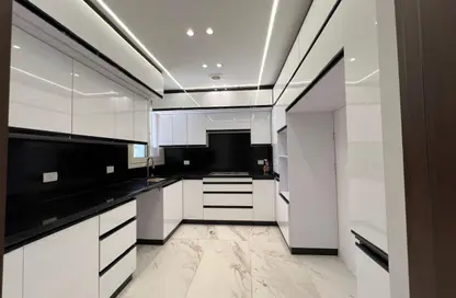 منزل مزدوج - 4 غرف نوم - 5 حمامات للايجار في ذا كراون - طريق مصر اسكندرية الصحراوي - مدينة 6 أكتوبر - الجيزة