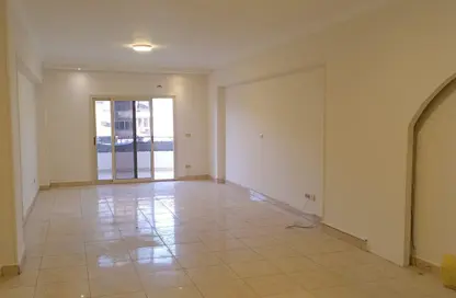 Office Space - 3 Bedrooms - 2 Bathrooms for rent in Nasr City - Cairo