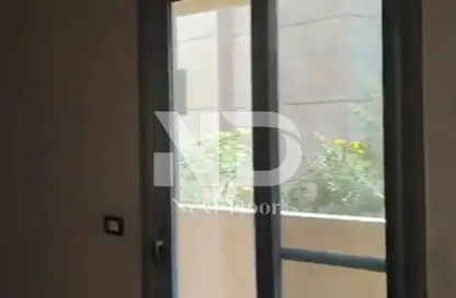 شقة - 3 غرف نوم - 2 حمامات للبيع في شارع 28 - المجاورة الثانية - الحي السابع - مدينة الشروق - القاهرة