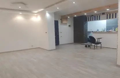 شقة - 2 غرف نوم - 2 حمامات للبيع في شارع صلاح سالم - الاستاد - مدينة نصر - القاهرة