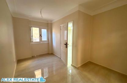 شقة - 3 غرف نوم - 2 حمامات للايجار في شارع رشدي - رشدي - حي شرق - الاسكندرية