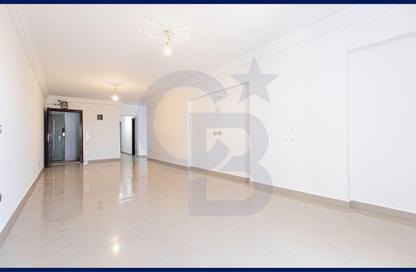 Apartment - 3 Bedrooms - 2 Bathrooms for rent in Camp Chezar - Hay Wasat - Alexandria