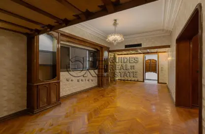 شقة - 5 غرف نوم - 3 حمامات للبيع في شارع عدن - المهندسين - الجيزة