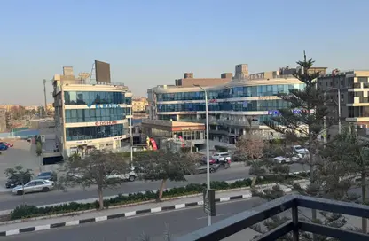 شقة - 3 غرف نوم - 3 حمامات للبيع في شارع 7 - المجاورة الخامسة - الحي الثامن - مدينة الشروق - القاهرة