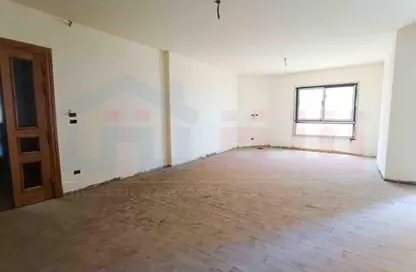 شقة - 3 غرف نوم - 3 حمامات للبيع في زيزينيا - حي شرق - الاسكندرية