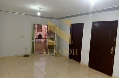 شقة - 2 غرف نوم - 1 حمام للايجار في شارع دكتور كمال حمدي - الحي الرابع - مدينة 6 أكتوبر - الجيزة