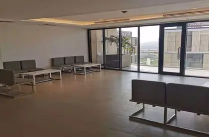 عيادة - غرفة نوم - 3 حمامات للبيع في طريق بيفرلي هيلز - الحي السابع عشر - الشيخ زايد - الجيزة