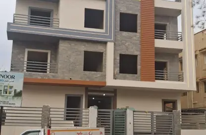 شقة - 3 غرف نوم - 4 حمامات للبيع في شارع بلوك 40 - المجاورة الرابعة - الحي الاول غرب - مدينة الشروق - القاهرة