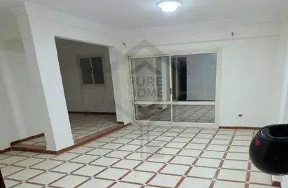 Apartment - 3 Bedrooms - 1 Bathroom for sale in Mahmoud Al Essawy St. - Miami - Hay Awal El Montazah - Alexandria