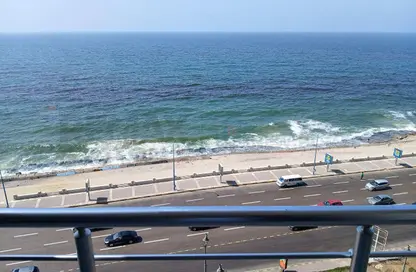 شقة - 3 غرف نوم - 2 حمامات للبيع في كامب شيزار - حي وسط - الاسكندرية