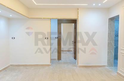 Apartment - 4 Bedrooms - 2 Bathrooms for sale in Mahmoud Al Essawy St. - Miami - Hay Awal El Montazah - Alexandria